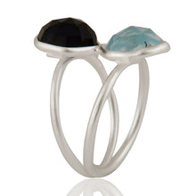 Anillo de plata con corundum y topacio azules