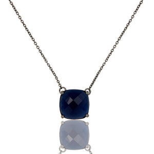 Cadena de plata con corundum azul