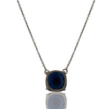 Cadena de plata con corundum azul