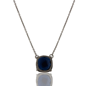 Cadena de plata con corundum azul