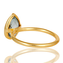 Anillo de plata con topacio azul