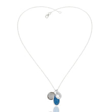 Cadena de plata con dijes de cuarzo y calcedonia azul