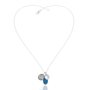 Cadena de plata con dijes de cuarzo y calcedonia azul