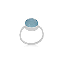 Anillo de plata con aqua calcedonia