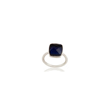 Anillo de plata con zafiro