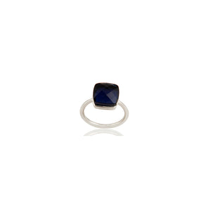 Anillo de plata con zafiro