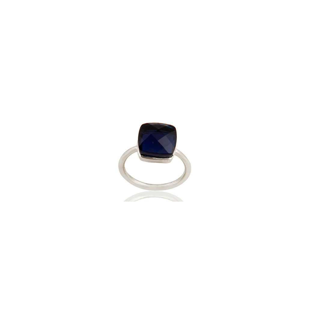 Anillo de plata con zafiro