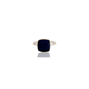 Anillo de plata con zafiro