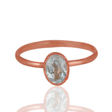 Anillo de plata, bañado en oro con topacio azul