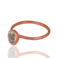 Anillo de plata, bañado en oro con topacio azul